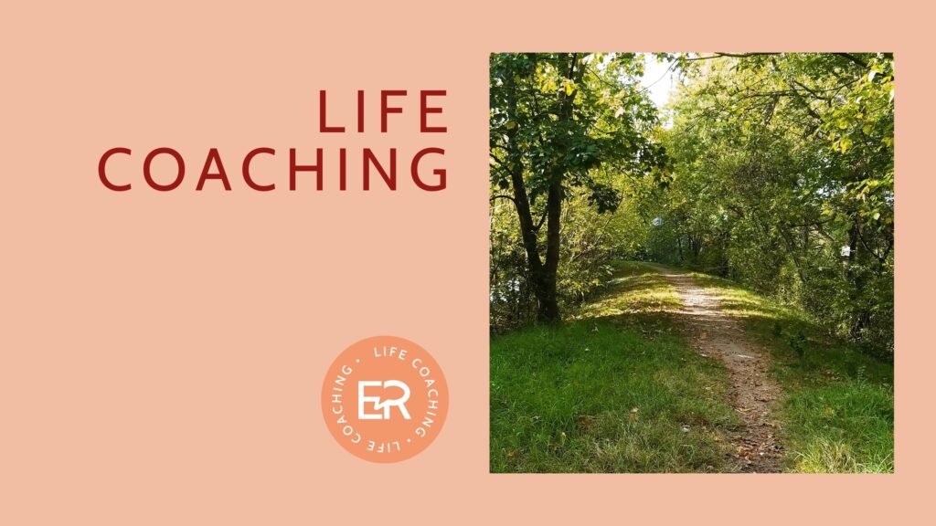 Sentiero in un bosco verde che curva perchè con il life coaching trovi la tua strada